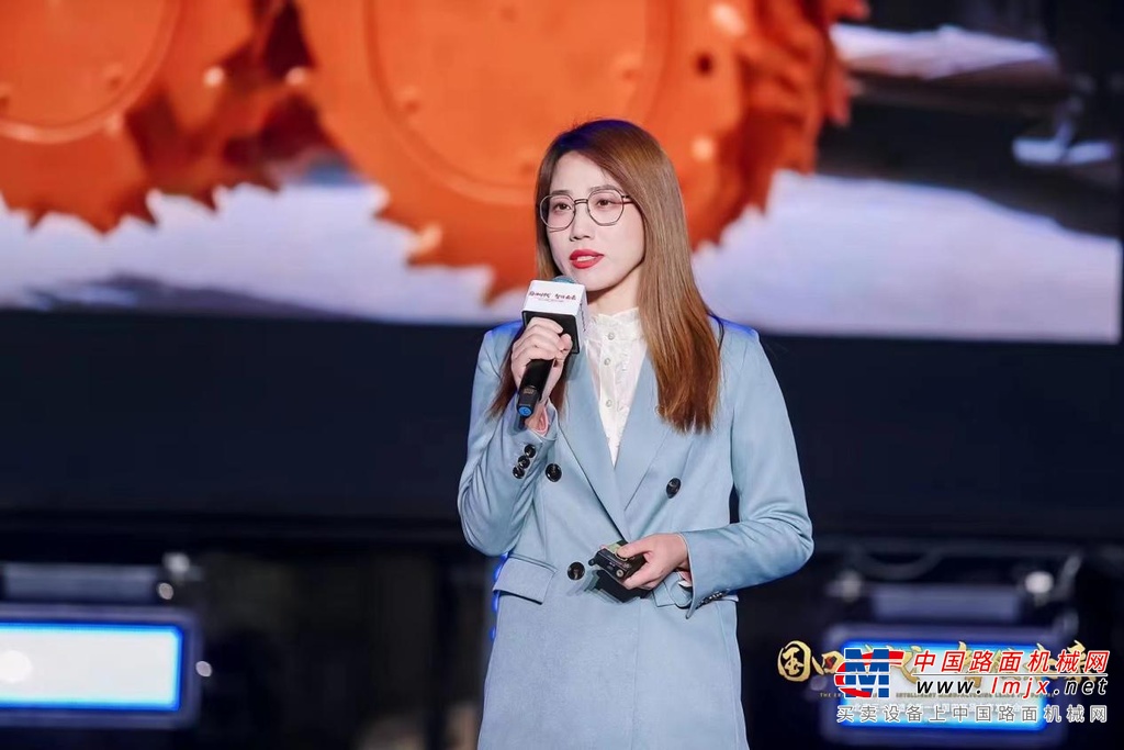 	国四切换是助力国家双碳战略取得成效的重要部分，而“北京三一智造克服重重困难，积极响应国四切换政策，再次体现了企业强烈的社会责任感，强大的创新能力，以及勇于拼搏的精神。”中国工程机械工业协会桩工机械分会秘书长黄志明先生特意送来祝贺，不仅表达了对企业的赞赏，同时祝愿活动取得圆满成功。