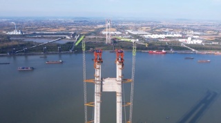 穩準快！中聯重科塔機助力國內最大跨度單層懸索橋搭設空中“生命線”