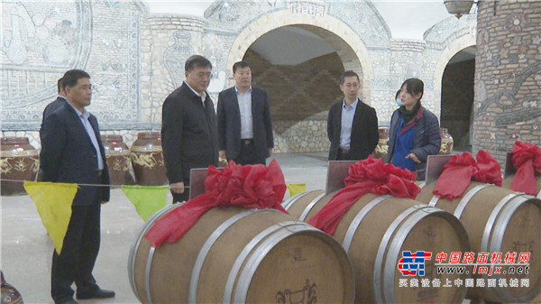 	最后，各位来宾还参观了方圆集团烟台金鼎葡萄酒业有限公司，了解葡萄酒酿制工艺和富有特色的葡萄酒文化。