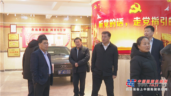 来宾们还登上方圆诚信金鼎，了解方圆集团的创业发展历程和企业文化建设。参观集团“听党的话，走党指引的路”党建宣传刊板及军民共建双拥活动看板等，聆听方圆集团“诚信为本”的经营理念和“精细化、规范化、制度化”的管理方法，了解企业在创新开展基层党建工作中的经验和做法，感受方圆集团党建文化氛围。