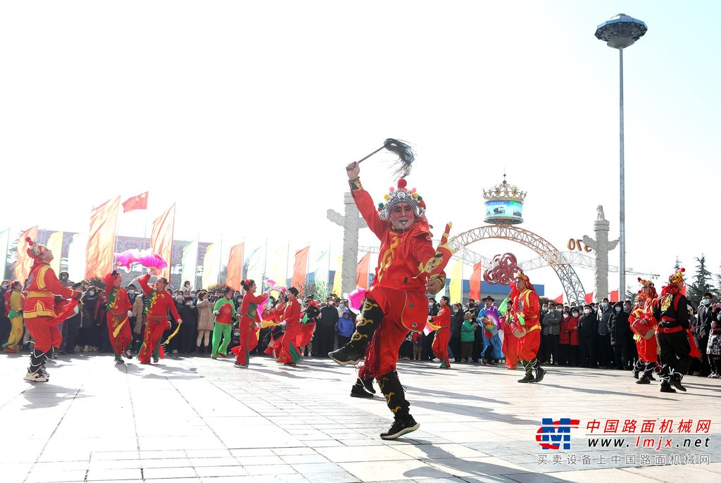 秧歌鬧新春  鼓樂(lè)啟新程 方圓集團(tuán)全體員工觀賞秧歌表演