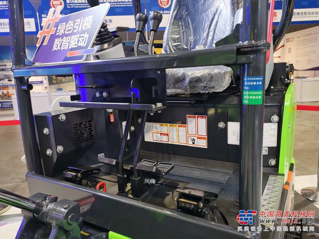 本次展出的9017FE电动挖掘机是在柳工最新F系列开发平台基础之上，推出的全新一代纯电动挖掘机，整机采用负载敏感液压系统，三电系统全新定制开发。在保持卓越操控性、多样化功能设置的前提下，效率更高、匹配性更强，更加的节能环保、安静舒适，为客户降低运营成本和提升驾驶操作性。