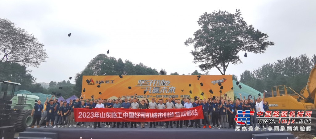 经销商代表成都九牛之机械设备有限公司总经理张强讲话