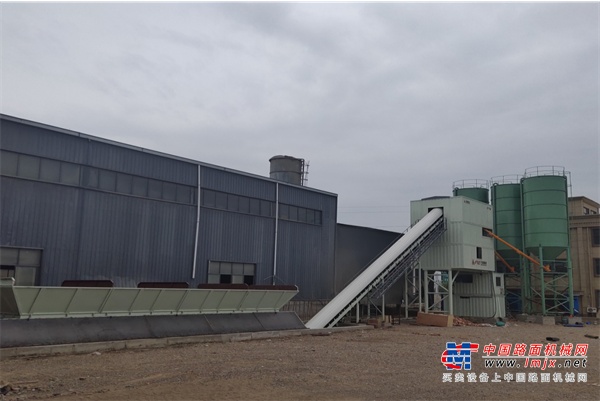 方圆搅拌站投入巴基斯坦水电项目建设。Mohmand水电项目为巴基斯坦政府筹资兴建的旗舰工程，兼具防洪、发电、灌溉、供水等多种功能，项目建成对巴基斯坦解决电力短缺、提高粮食安全、减轻洪水灾害等具有重要意义。方圆2HZS120型双主机搅拌站专门为Mohmand水电项目特殊设计，采用方圆水工型双搅拌机主机，双机组共用一套配料系统，既实现单个主机的全自动生产，也实现两个机组的交替全自动生产。在巴基斯坦疫情形势严峻的情况下，方圆集团派遣技术精湛、经验丰富的资深服务工程师奔赴现场服务。通过双方共同努力，该搅拌站与前期方圆两套HZS120型搅拌站、一套HZS60型搅拌站联合作业，共同承担Mohmand水电项目全部混凝土的供给。  