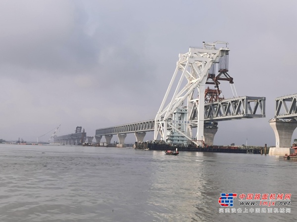 2019年6月15日，习近平主席同拉赫蒙总统共同出席中方援建的塔吉克斯坦议会大楼项目揭幕仪式。该项目所使用的各类起重机械均为方圆集团生产，塔吉克斯坦议会大楼工程项目中，方圆集团两台加强型PT7528-16t塔机和两台TC6015-8t塔机同时满足独立起升高度高和额定起重量大的问题，成为工程施工的“利器”。该项目于2022年12月顺利通过中期验收，主体工程实体质量评定为“优良”，项目管理评价为“优秀”，宏伟的塔吉克斯坦议会大楼的建设完成，大力推进了中塔友谊。