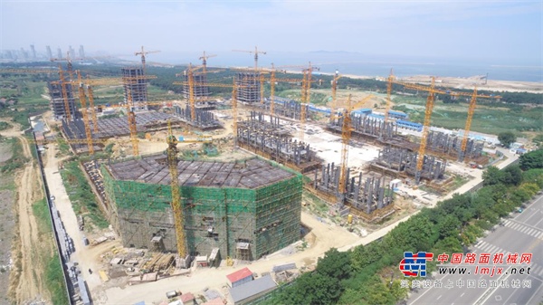 40年来，方圆集团始终没有离开建设机械行业，特别是作为首批获得塔机产品生产许可证的企业，方圆集团坚守在塔机行业领域四十年不离不弃、苦心求索，特别是近几年，随着国家加大对高速铁路、高速公路等基础设施的建设投入，紧跟形势，倾力打造绿色环保、人性化、智能型、可靠高效、经济适用的产品，相继为三峡工程、杭州湾大桥、平潭岛大桥、青藏高铁、中老铁路、格库高铁、巴基斯坦核电、海阳核电等国内外大型重点工程建设提供了优质服务，同时为“一带一路”建设及国防工程施工作出积极贡献。值新中国成立70周年，方圆塔机、施工升降机产品荣获“庆祝新中国成立70周年工程机械行业杰出产品”称号。