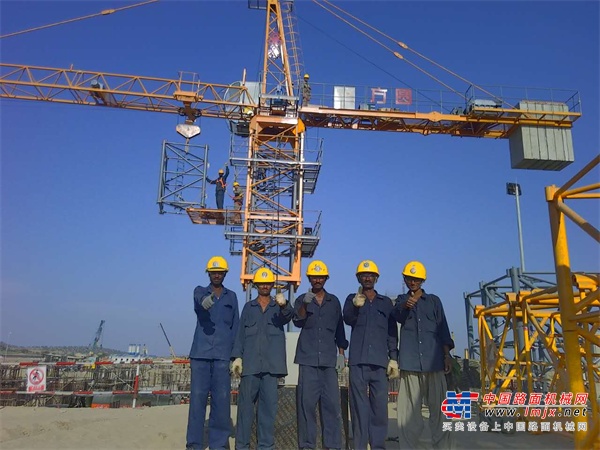 	平头式塔式起重机在国内外市场被迅速接纳除了人为宣传的因素外，其本身的优特点可圈可点：1、无塔帽的结构两塔机错高方面至少具有2个标准节高度的优势；2、起重臂的悬臂结构设计改变了原来塔帽塔机的安装顺序，起重臂可以分节安装和分节拆卸，随之形成对安装起重机起重能力要求的降低和方便各种臂长变化的设计；3、因为起重臂为悬臂梁结构，无论变幅小车如何变幅，起重臂的自重回弹非常小，有利于司机的操作。