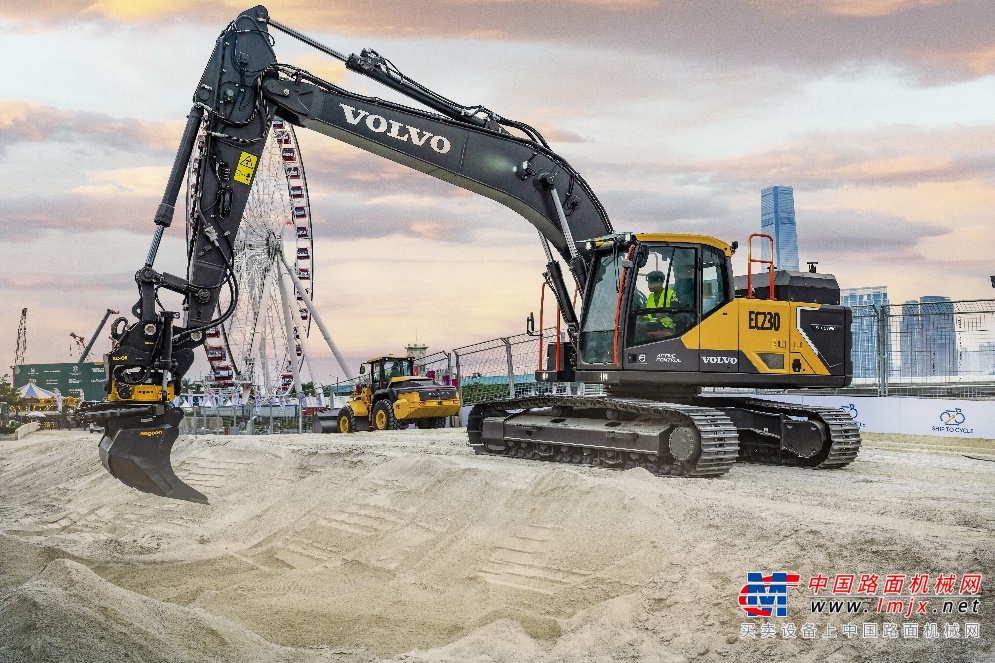 沃尔沃建筑设备电动产品为World RX 2023赛季收官战赛道建设与维护保驾护航