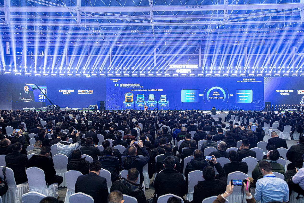 中国重汽全球供应链战略合作伙伴大会现场亮出“红黑榜”并签订质量与诚信承诺书