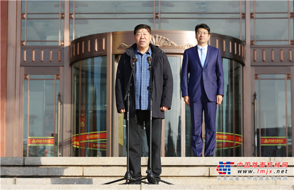 方圆集团总经理刘长城在讲话中，对2024年的销售工作提出三点要求，一要激情满怀，大胆突破；二要勤于奔波，深耕市场；三要顺应时代，自我革新，适应变化，提升能力，不断采用新的思路、新的方式、新的方法、新的模式，紧跟新潮流，走出新路子，保持方圆集团市场营销的生机和活力。