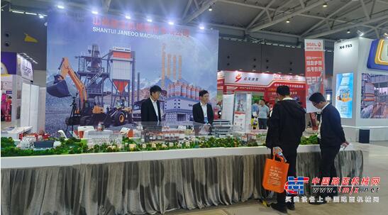 山推建友亮相濟南砂石展、中國工程機械博覽會