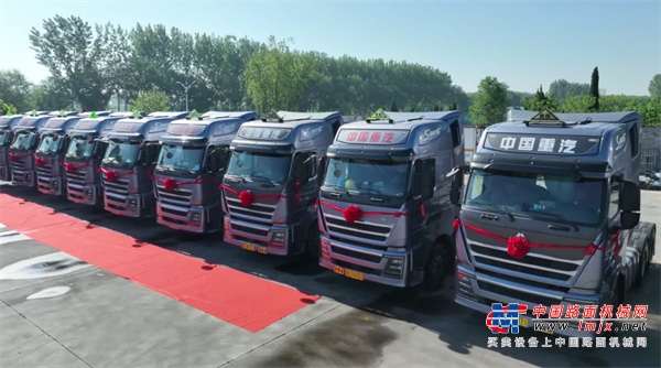 20辆重汽豪沃TH7危化品燃气牵引车交付淄博大客户，为危化品运输保驾护航