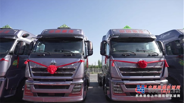 20辆重汽豪沃TH7危化品燃气牵引车交付淄博大客户，为危化品运输保驾护航