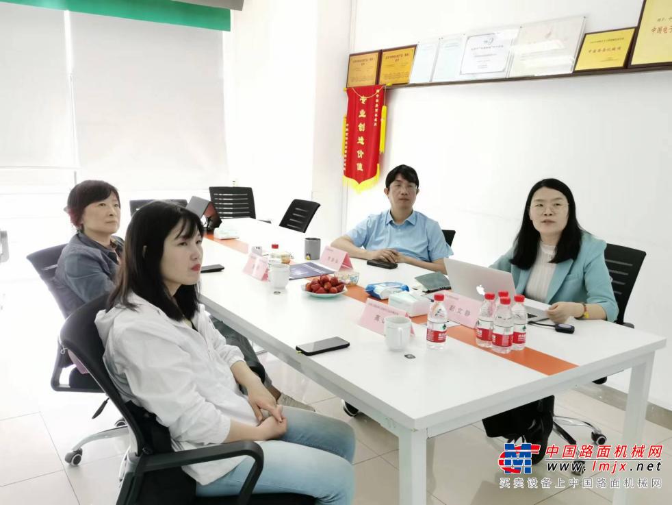 中國工程機械工業協會工業車輛分會秘書長張潔一行到訪中國路麵機械網
