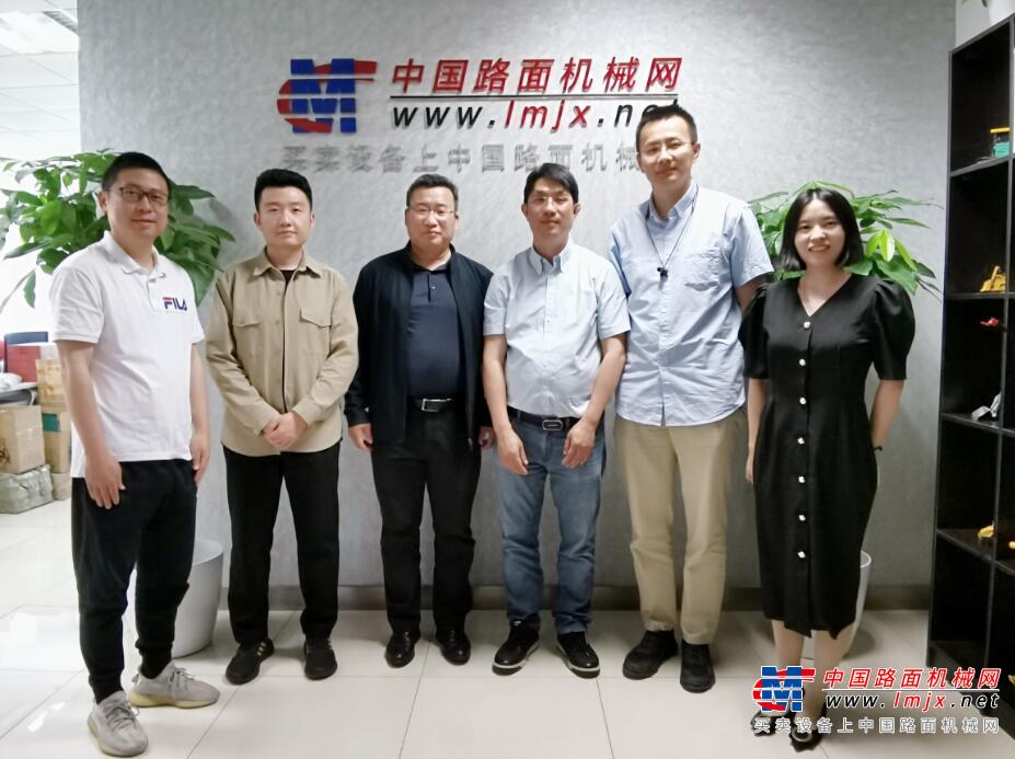 中國機電產品進出口商會工程農業機械分會秘書長於東科一行到訪中國路麵機械網
