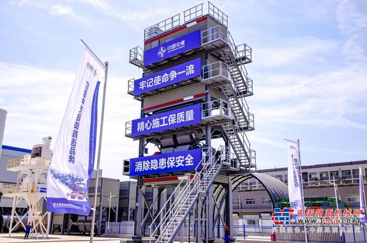 	陕西交通控股集团有限公司党委副书记、总经理黄会奇表示，当前，陕西交控集团正聚焦新质生产力和现代交通发展方向，坚持以科技创新为先导，以新模式、新技术、新产品为关键，着力打造交控特色的产业发展路径。我们期待与中交集团、中交西筑在交通基础设施建设、城市更新、建筑设计、物资供应、环保节能、新产品开发应用等领域进一步开展深度合作，携手驱动传统产业转型升级，催生赋能新质生产力发展，共同开创更加美好的未来。