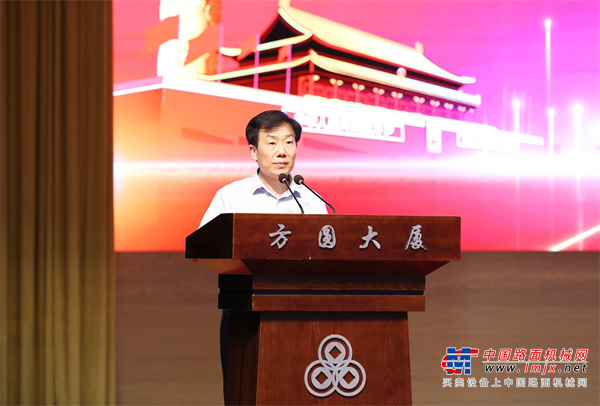 大会在全场人员齐声高唱的国歌声中拉开序幕。	新党员进行入党宣誓，其他党员重温入党誓词，大家面向鲜艳的党旗，紧握右拳，庄严宣誓。“我志愿加入中国共产党，拥护党的纲领，遵守党的章程，履行党员义务，执行党的决定，严守党的纪律，保守党的秘密，对党忠诚，积极工作，为共产主义奋斗终身，随时准备为党和人民牺牲一切，永不叛党”的铮铮誓词响彻会场上空。