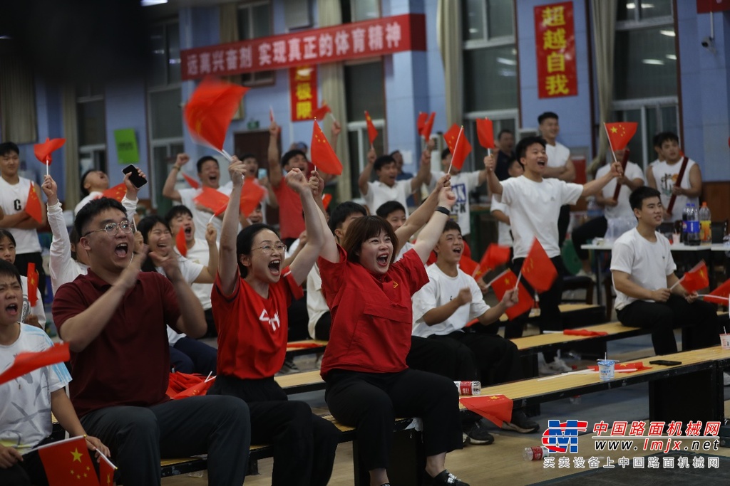 极限逆转！热烈祝贺湖南中联重科举重队侯志慧破奥运纪录夺金