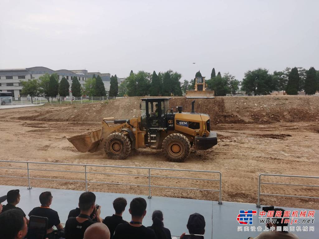 	活动特别邀请了多位篮球名宿亲临卡特彼勒青州工厂的活动现场，他们不仅带来了精湛的球技展示，试驾了产品，更与现场观众亲密互动，分享篮球背后的汗水与荣耀，让每一位参与者都能感受到篮球运动的独特魅力与无限激情。