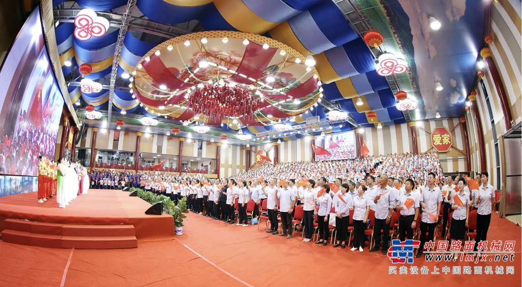 烟台市军心艺术团带来的小号二重奏《咱当兵的人》，烟台市韵博文化选送的京胡演奏《庆升平》、歌曲《我相信》，海阳市春华青少年艺术中心带来的少儿舞蹈《月亮的眼睛》，海阳健美舞蹈队带来的舞蹈《唱支山歌给党听》、歌伴舞《春风十万里》，悦辉煌艺术团队带来的劲歌《相亲相爱》《金曲串烧》，海阳市花翎舞蹈学校带来舞蹈《盛世花开》等节目陆续登台，精彩纷呈，热闹欢快，情绪激昂。