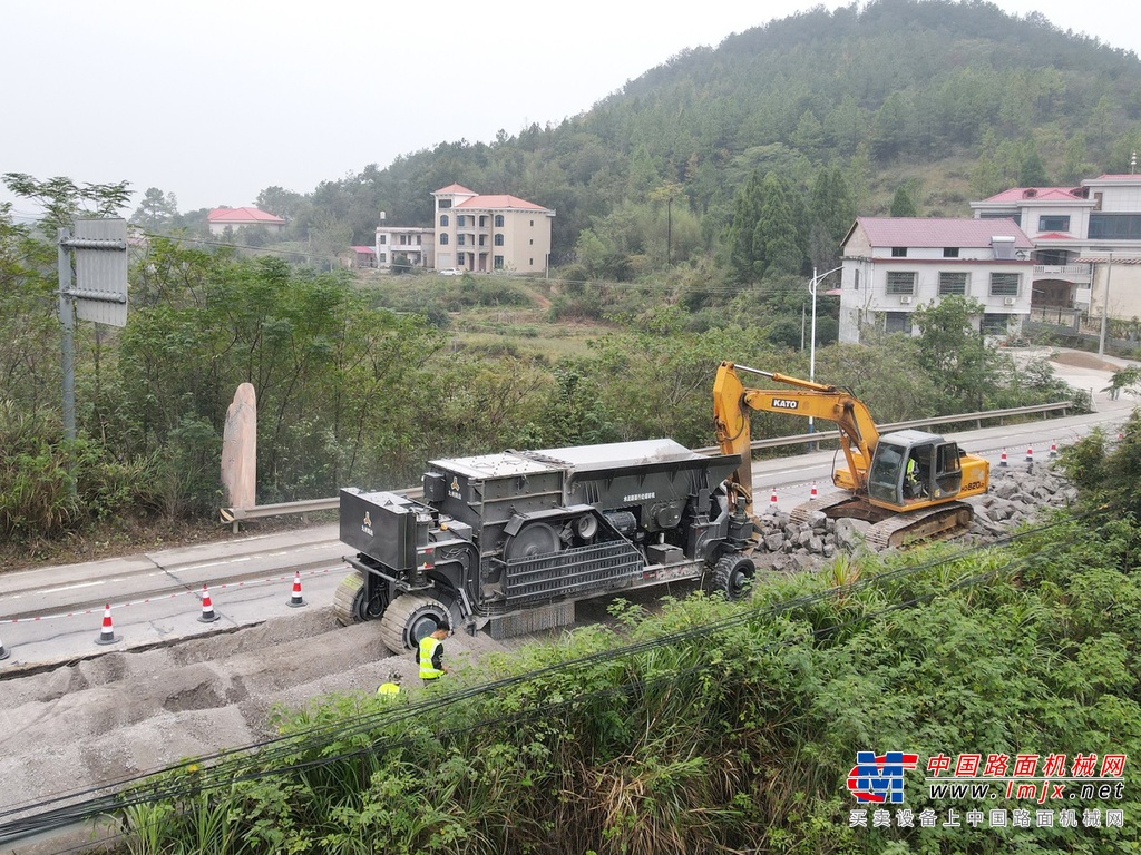 九州陸達水泥路麵行走破碎機助力湖南道路施工