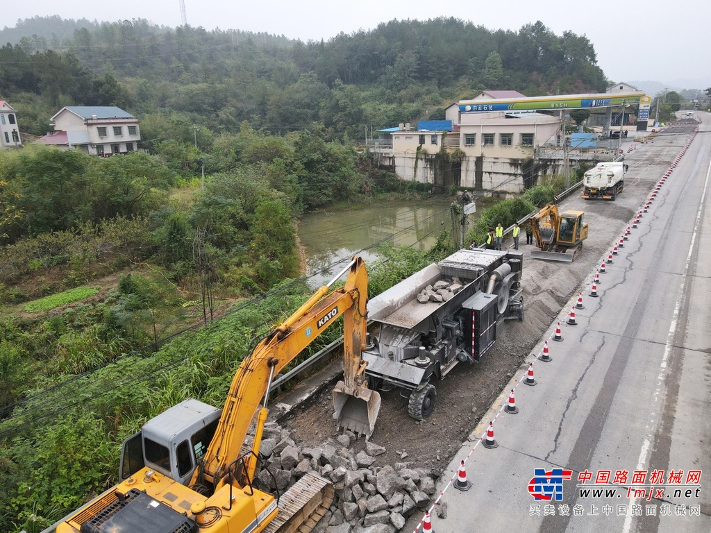 九州陸達水泥路麵行走破碎機助力湖南道路施工