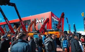 中国路面机械网带大家走进三一展区，感受现场盛况
