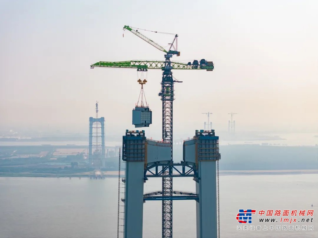 “世界第一跨”建设新突破！中联重科W12000-450塔机再立功勋