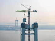 “世界第一跨”建设新突破！中联重科W12000-450塔机再立功勋