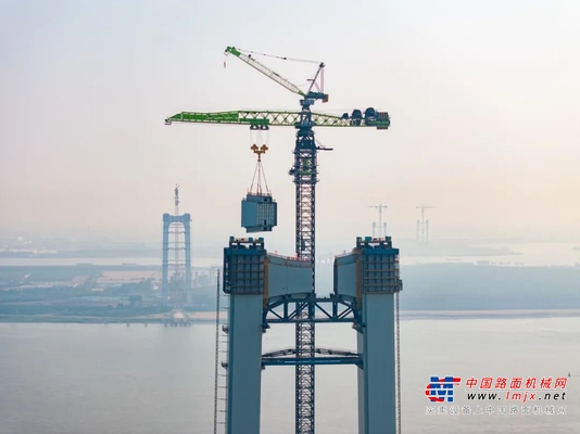 “世界第一跨”建设新突破！中联重科W12000-450塔机再立功勋