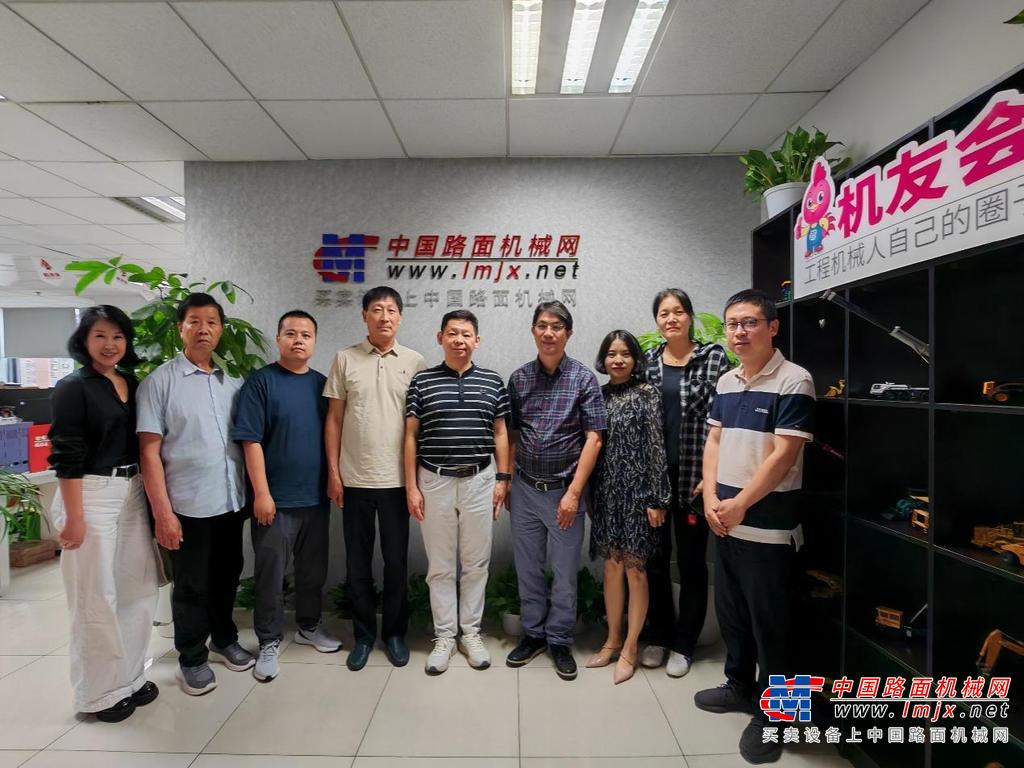 新乡市红旗区人大常委会李炜一行到访开云官方入口
