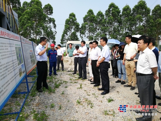 北海市脱贫攻坚考察团到玉柴桂平农光互补光伏发电项目考察