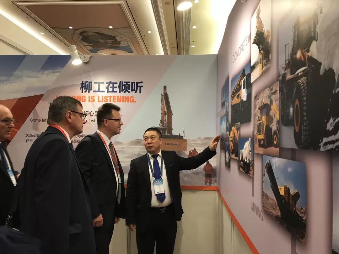 第十届国际基础设施投资与建设高峰论坛，柳工展台受多方关注