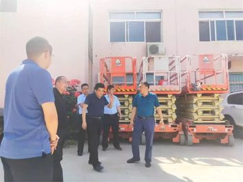 山東臨工總裁于孟生赴青島海港考察指導市場工作—抓住市場機遇，重視團隊建設
