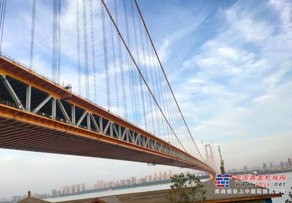 三一设备助力世界最大跨度双层公路悬索桥建设