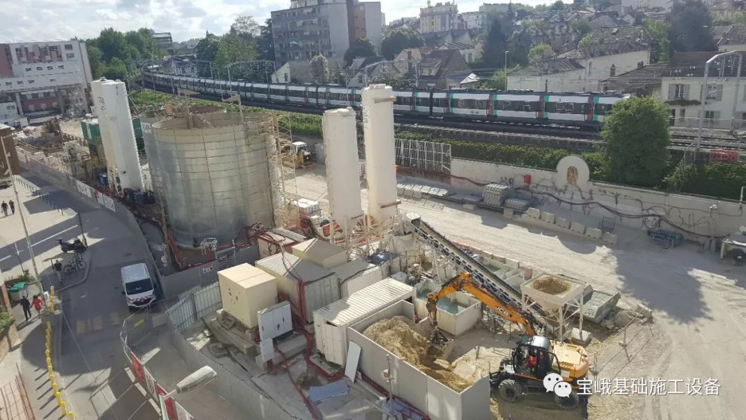 “大巴黎快线”宝峨铣槽机施工视频，人文遗产自然风光与基础工程现场和谐交融