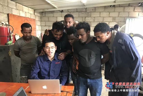 三一：到非洲去丨他驻非7年：皮肤黑了，感情深了