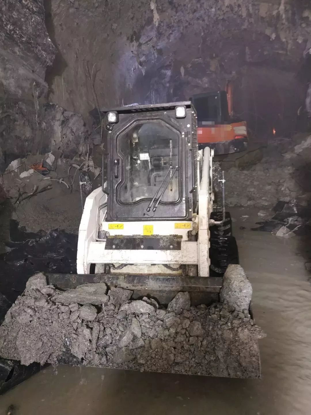 建设美好家园，山猫一直在路上！