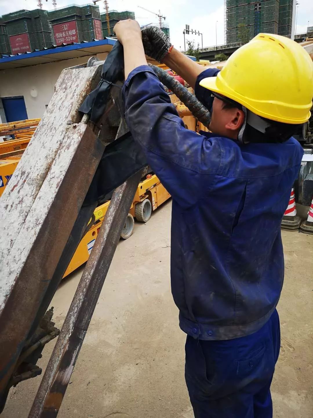 徐工高空作业平台服务万里行走进云贵地区