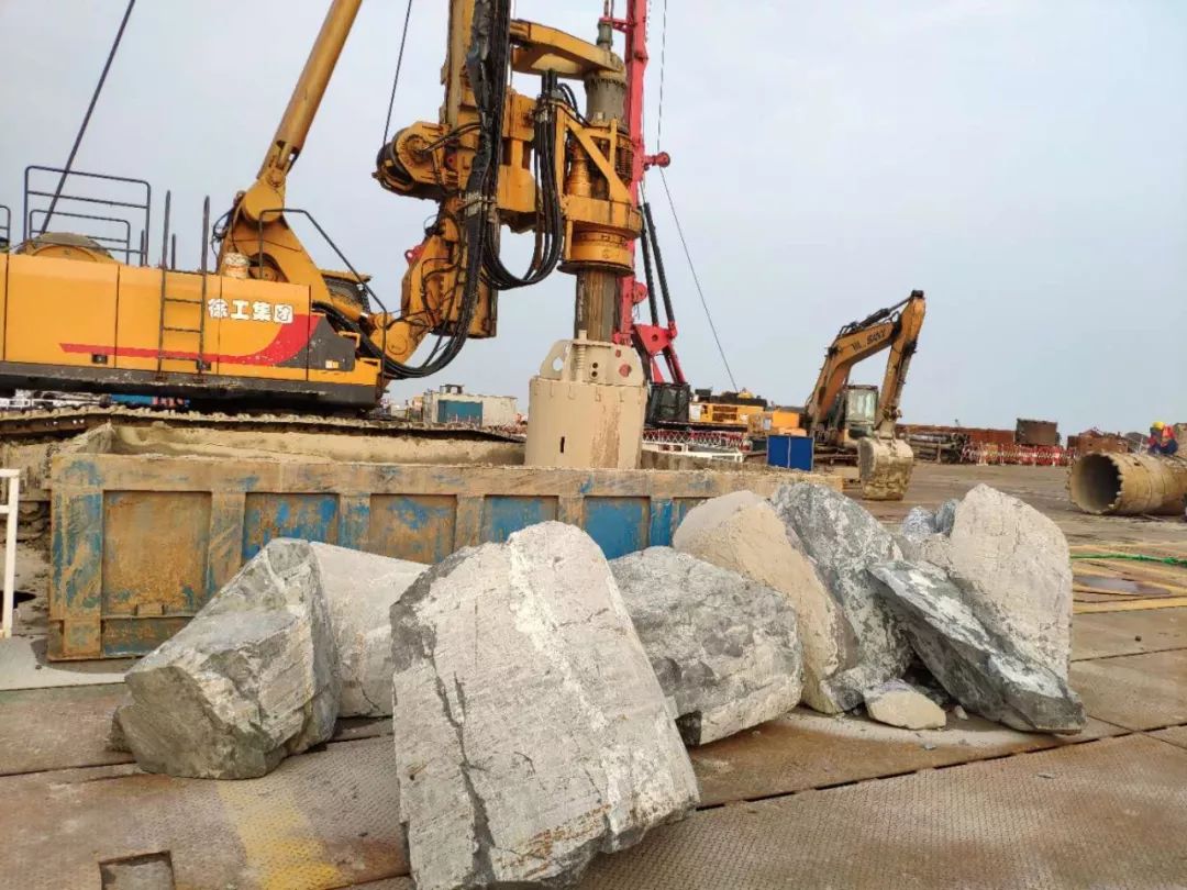 多台徐工XR550D旋挖钻机在深中通道建设中大显身手