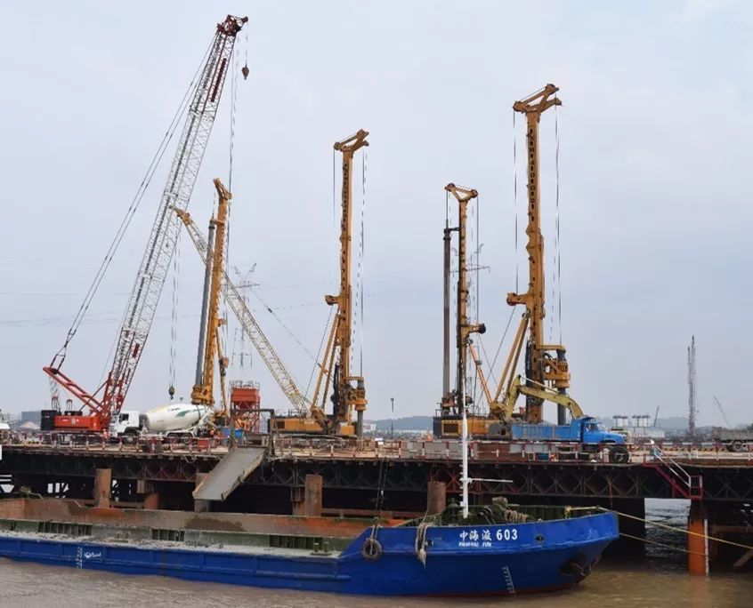 多台徐工XR550D旋挖钻机在深中通道建设中大显身手