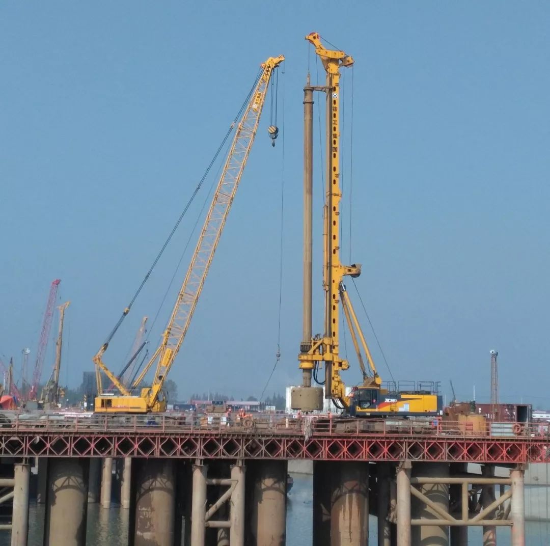 多台徐工XR550D旋挖钻机在深中通道建设中大显身手