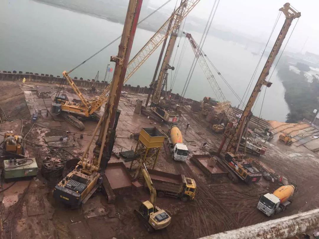多台徐工XR550D旋挖钻机在深中通道建设中大显身手