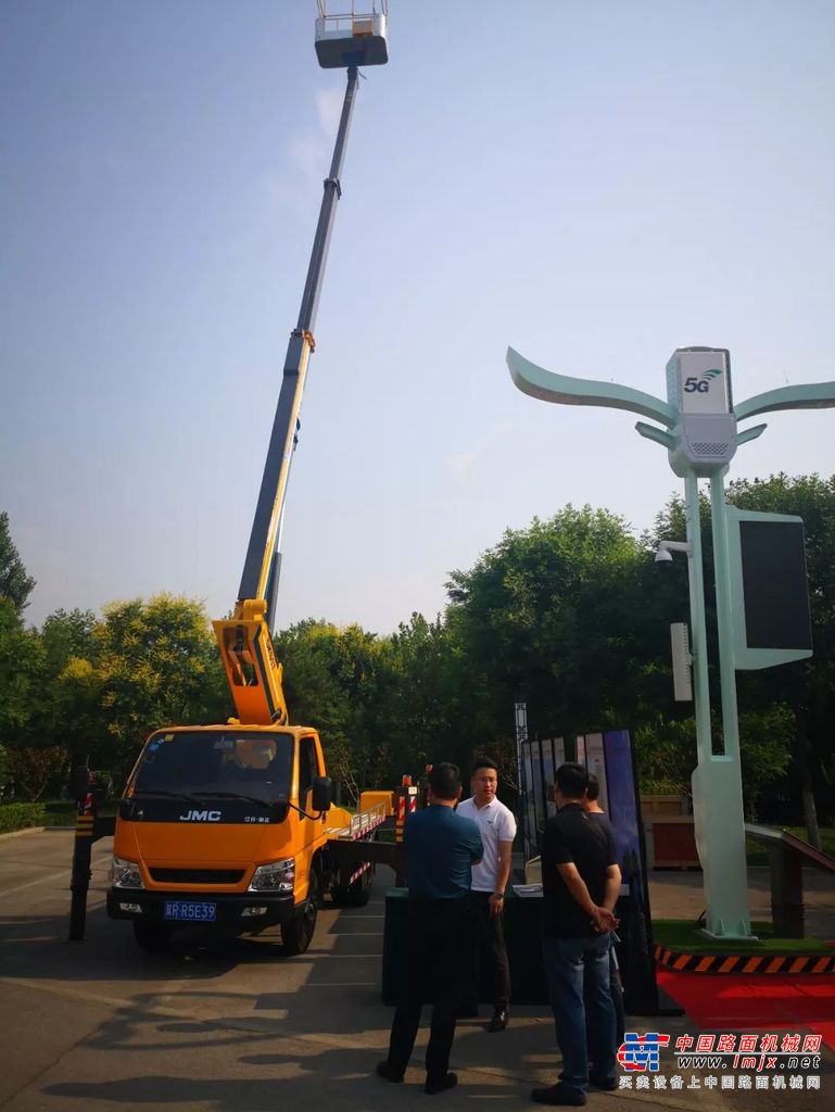徐工蓝牌高空作业车惊艳亮相河北城市照明雄安高峰论坛