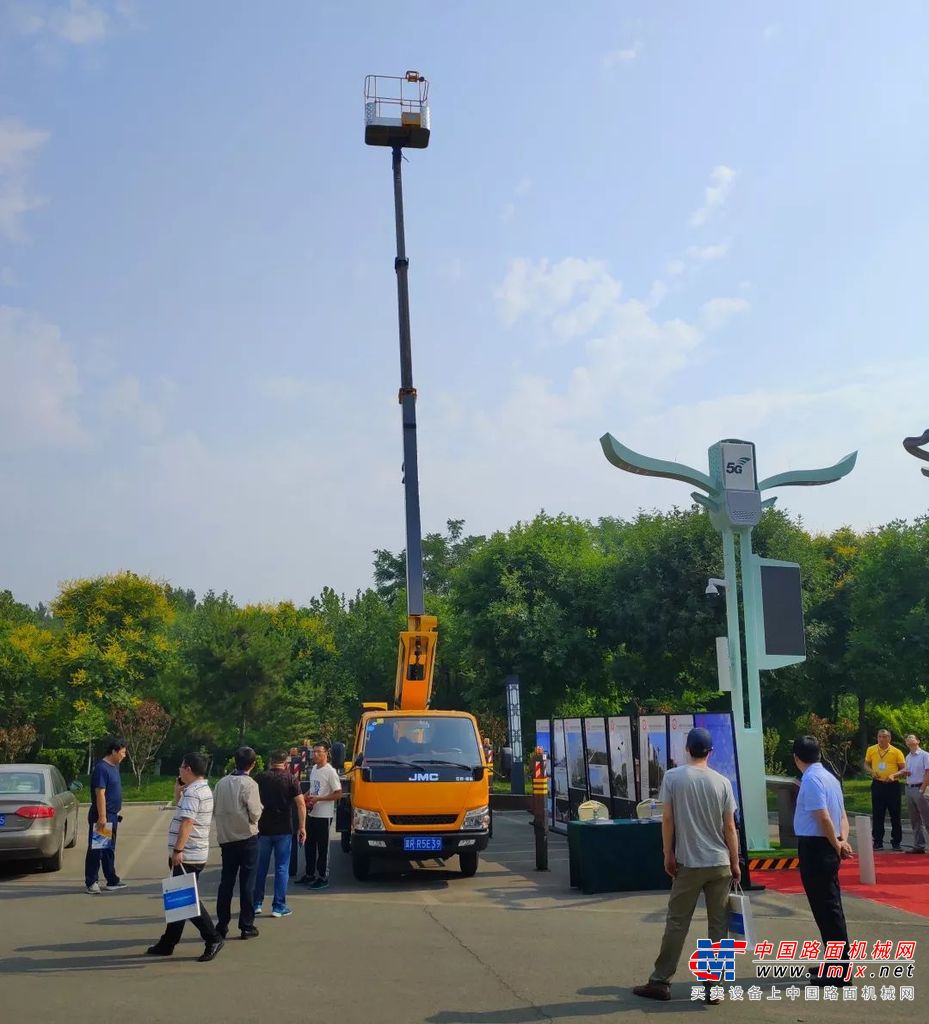 徐工蓝牌高空作业车惊艳亮相河北城市照明雄安高峰论坛