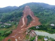 贵州水城山体滑坡持续救援 多辆挖掘机进场