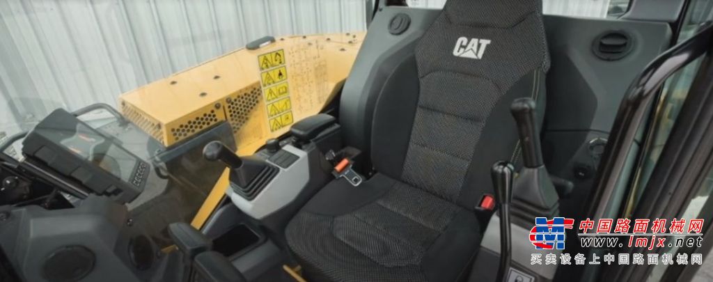 酷暑难耐？新一代CAT®挖掘机驾驶室帮你智能避暑！