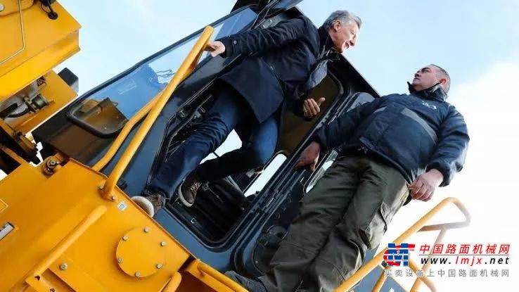 阿根廷总统马克里亲身体验柳工装载机，为其卓越性能打CALL！