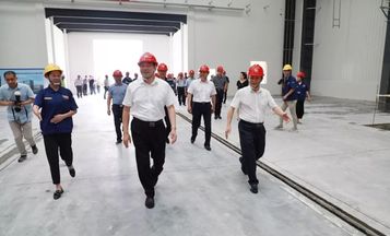 徐州市委书记周铁根慰问高温下的徐工人！