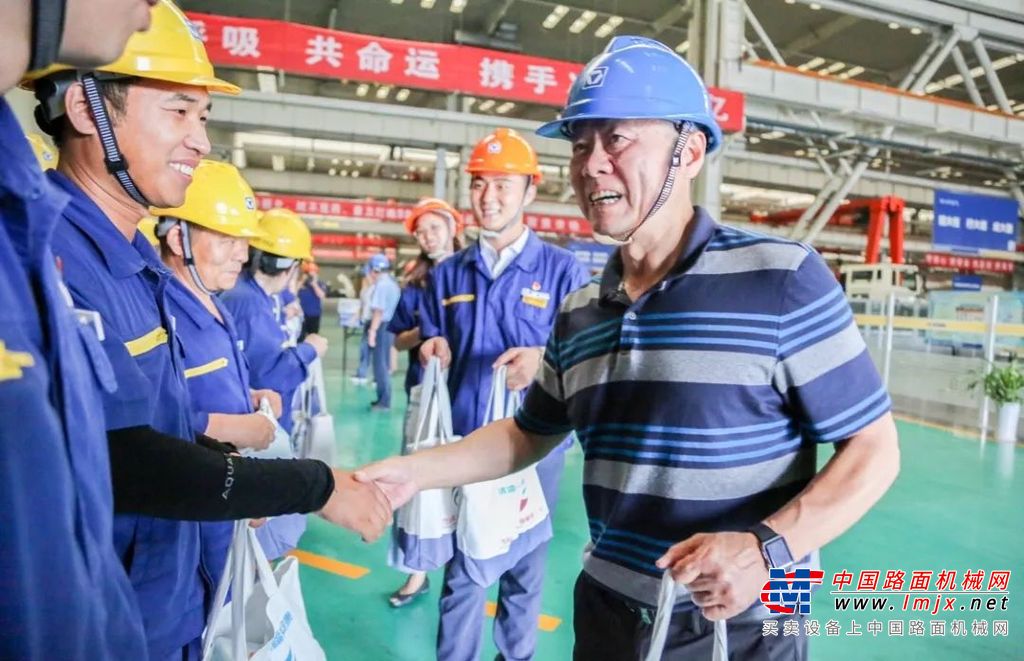 徐州市委书记周铁根慰问高温下的徐工人！